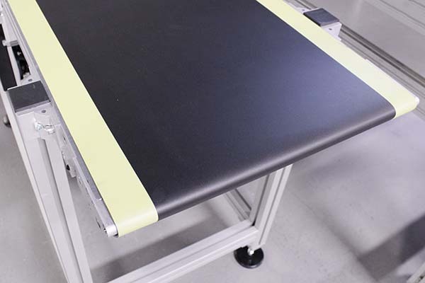 Conveyor with belt of two different colors - black and yellow
