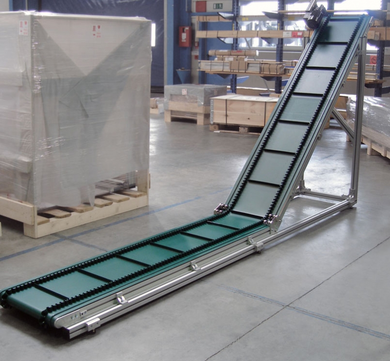 Horizontal incline cleated belt conveyor