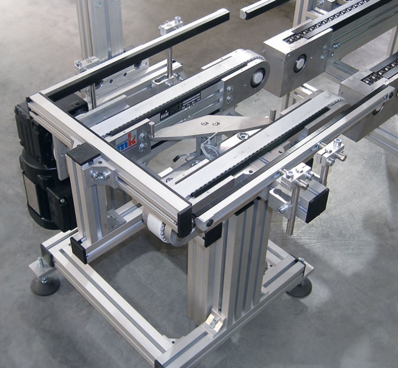 Pallet conveyor with lift and rotate