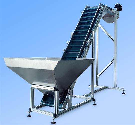 Green cleated belt conveyor with hopper