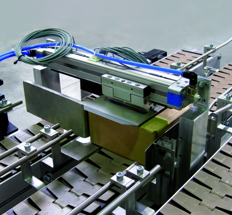 Flat top chain conveyor with box