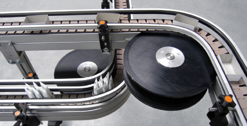 Flat top chain conveyor with turn disc corner