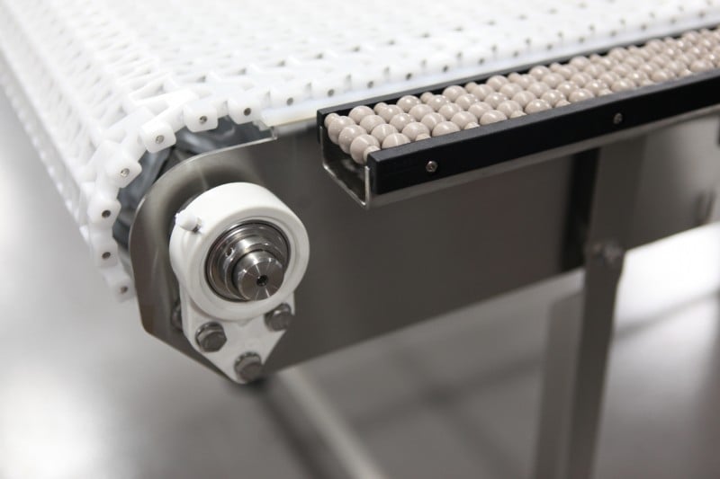 White plastic modular belt stainless steel conveyor with bead rail