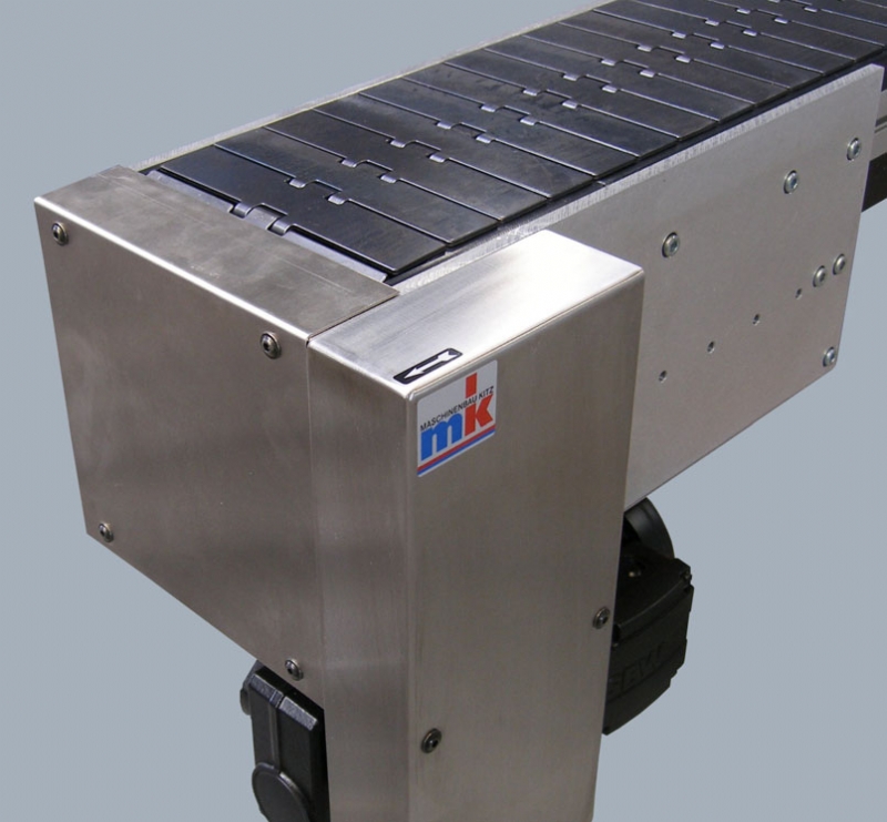 Flat top chain conveyor with steel chain