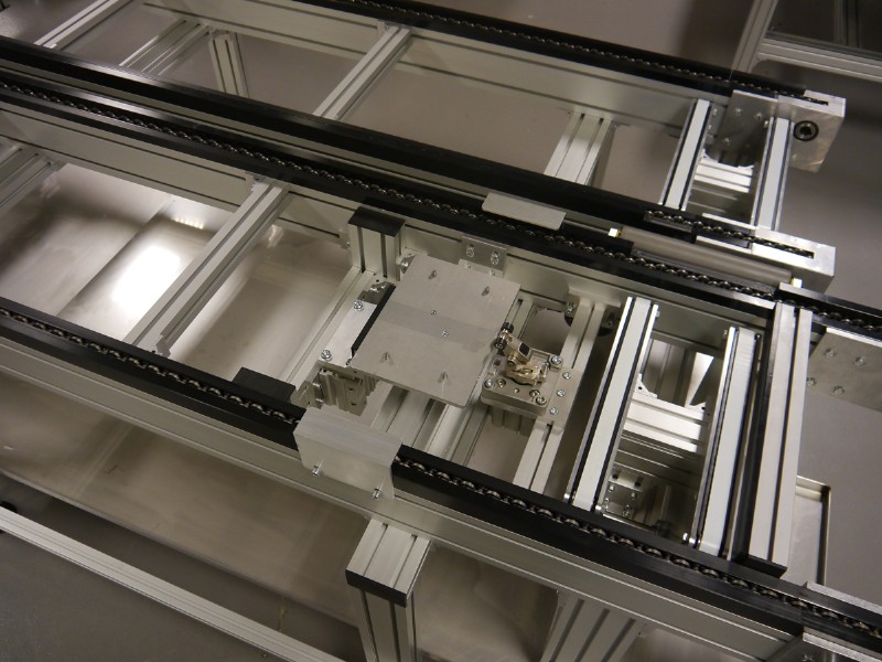 Accumulating roller chain conveyor in a parallel configuration.
