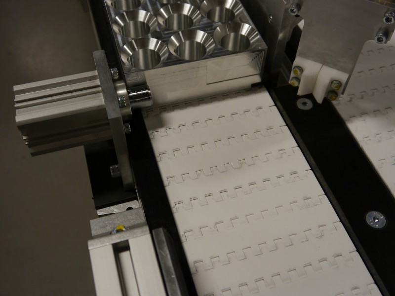 White belt conveyor with steel product
