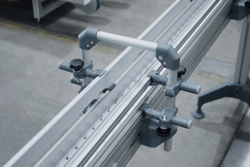 chain conveyor with overhead mounted side rails