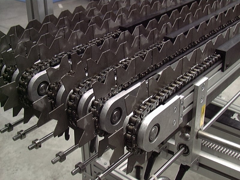 Attachment chain conveyor with v-shape attachments