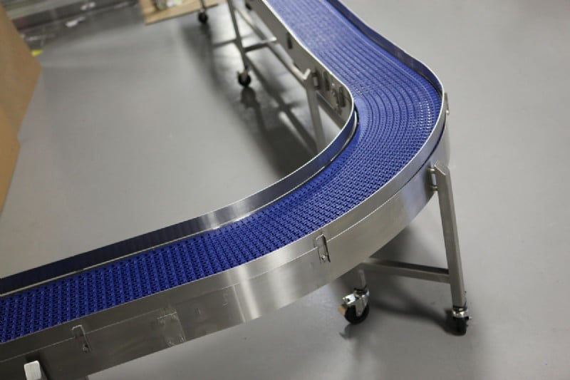 Plastic modular belt conveyor with curve and incline