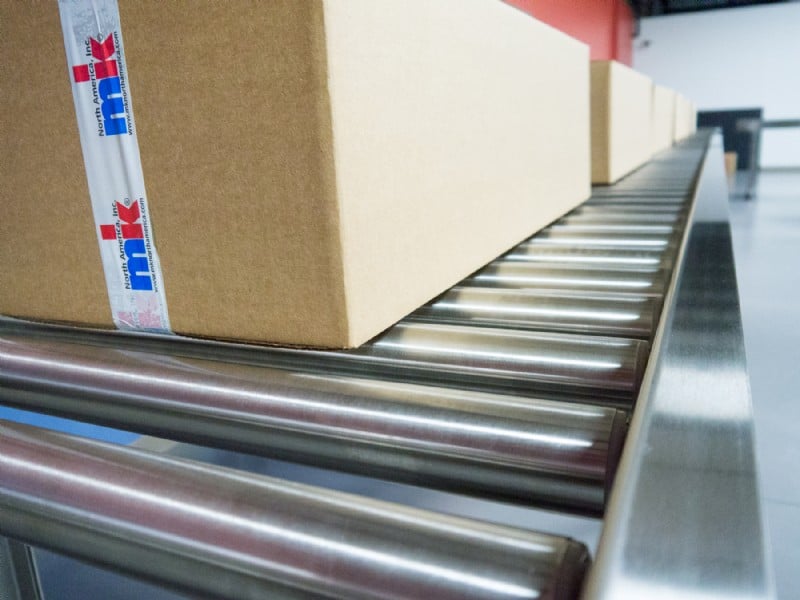 Roller conveyor carrying box