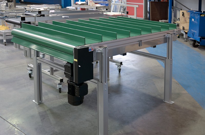 Green cleated belt conveyor 