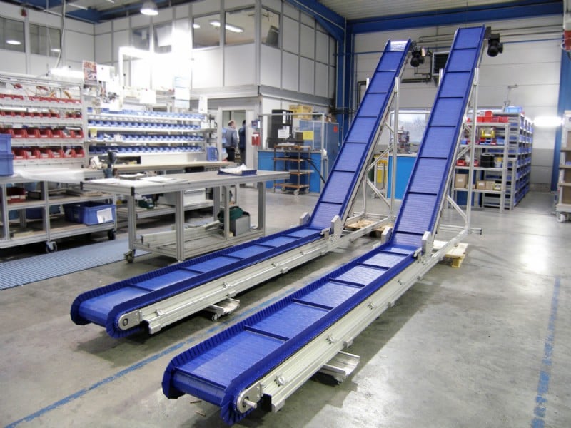 Inclined plastic modular belt conveyors with blue belts