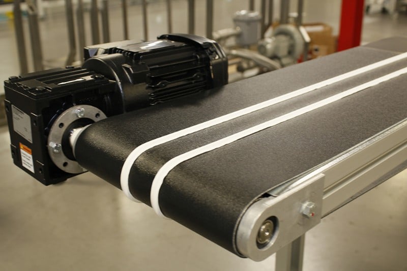 belt conveyor with white lateral cleats