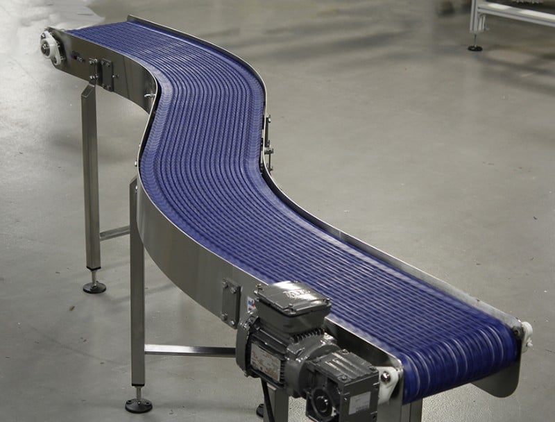 Plastic modular belt conveyor shaped like an S.