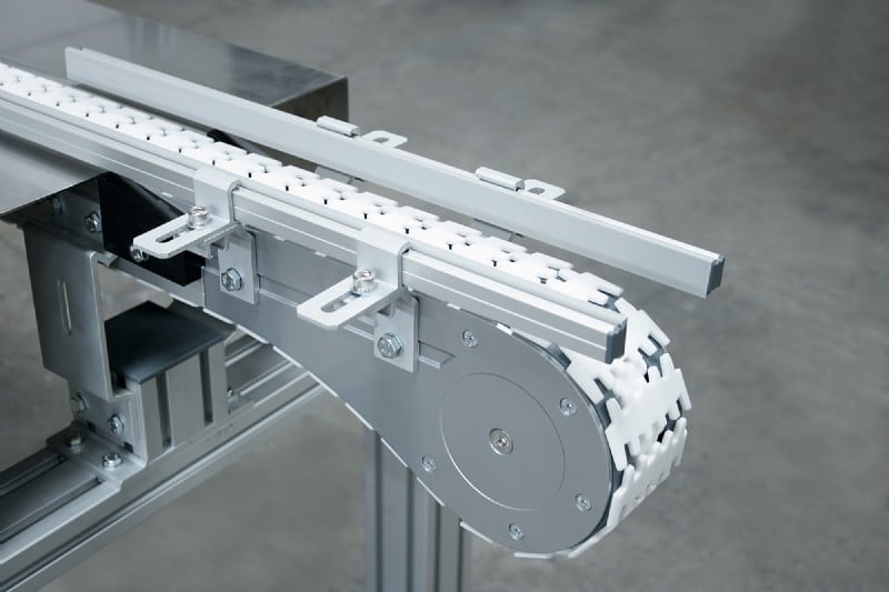 Flexible chain conveyor with side rails