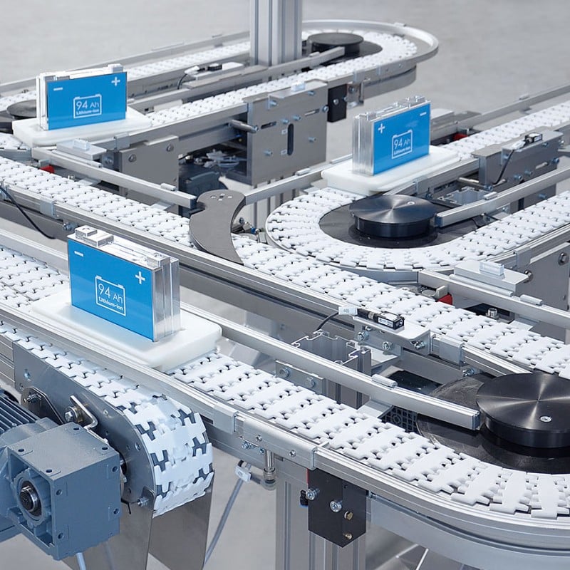 Pallet conveyor system transporting batteries