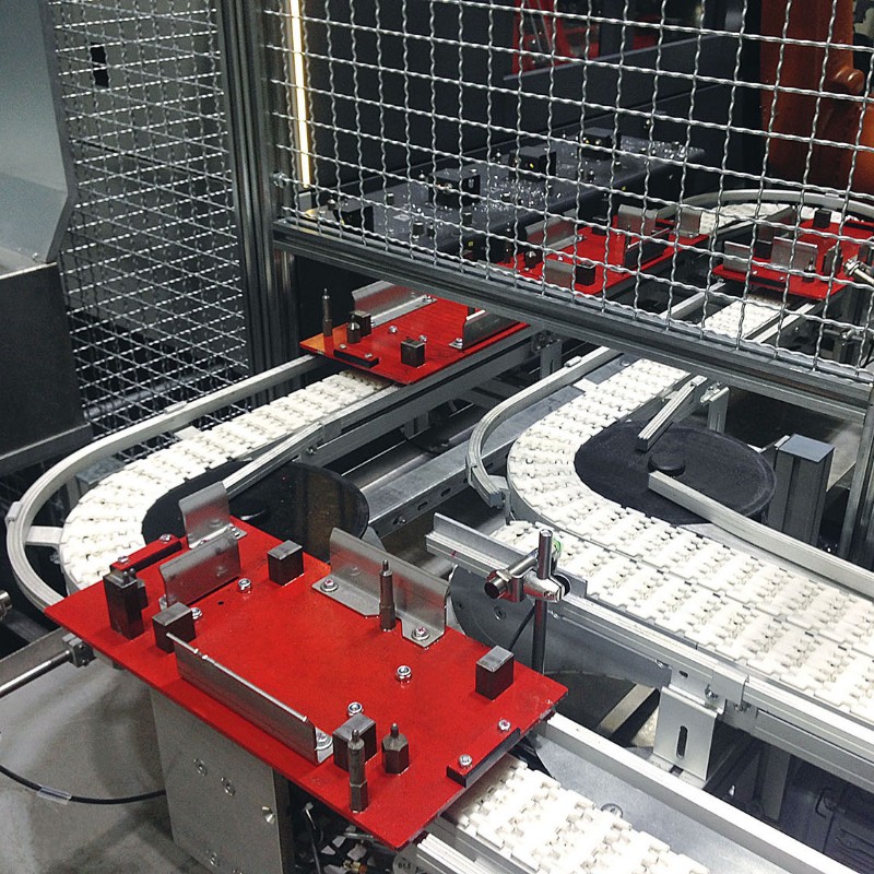 Red pallets on a flexible chain conveyor