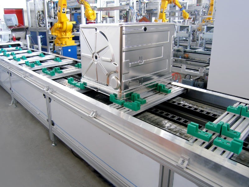 Pallet conveyor carrying steel washtubs