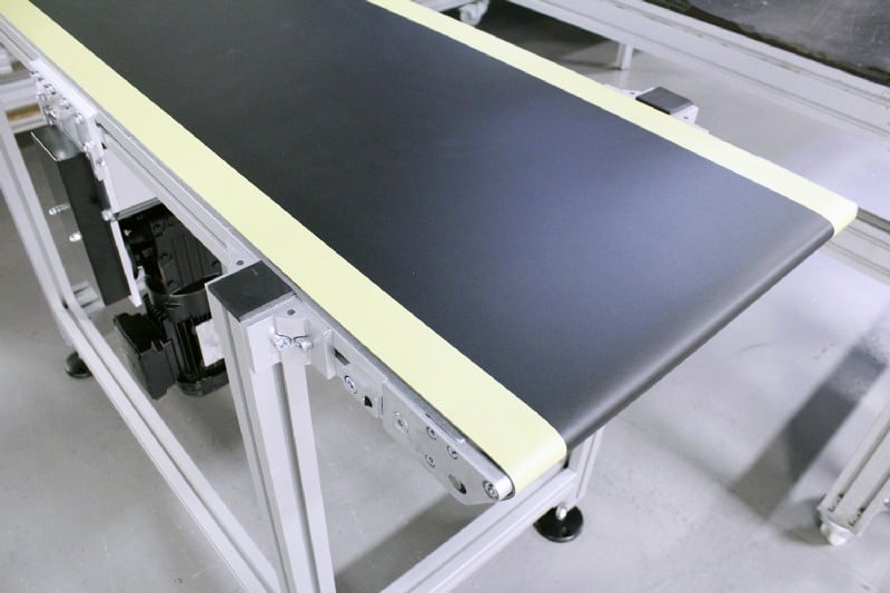 Belt conveyor with a striped belt