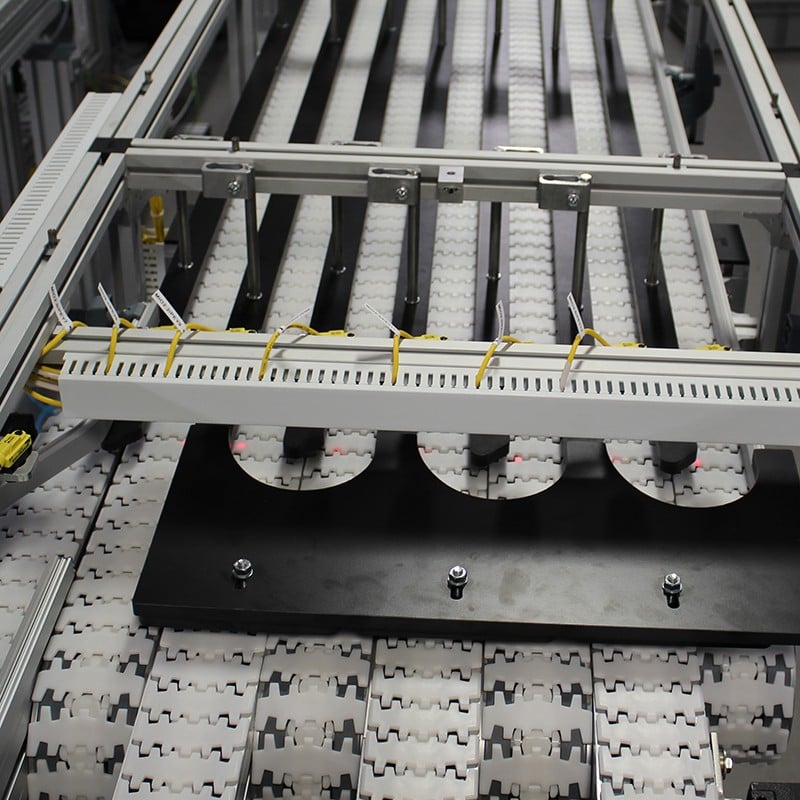 Bi-flow flat top chain conveyor