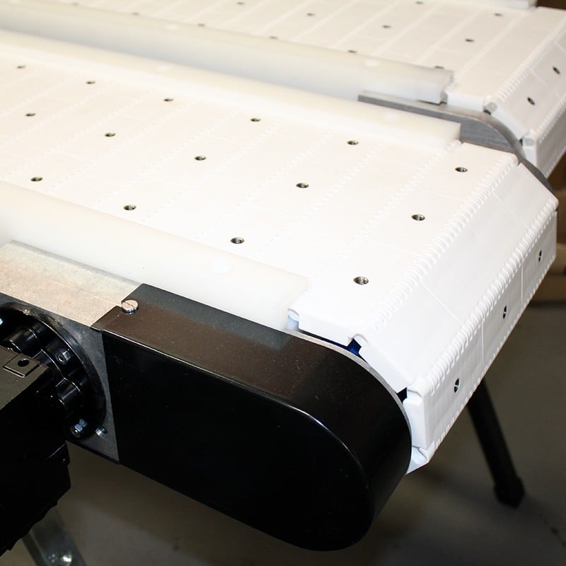 Plastic modular belt conveyor with inserts in belt
