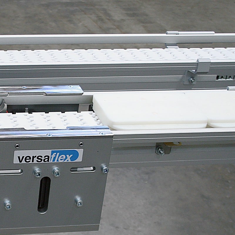 White pallets on a flexible chain conveyor