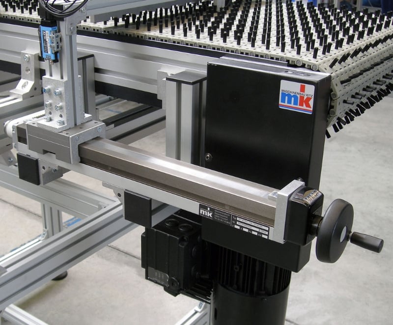 Plastic modular belt conveyor with linear modules