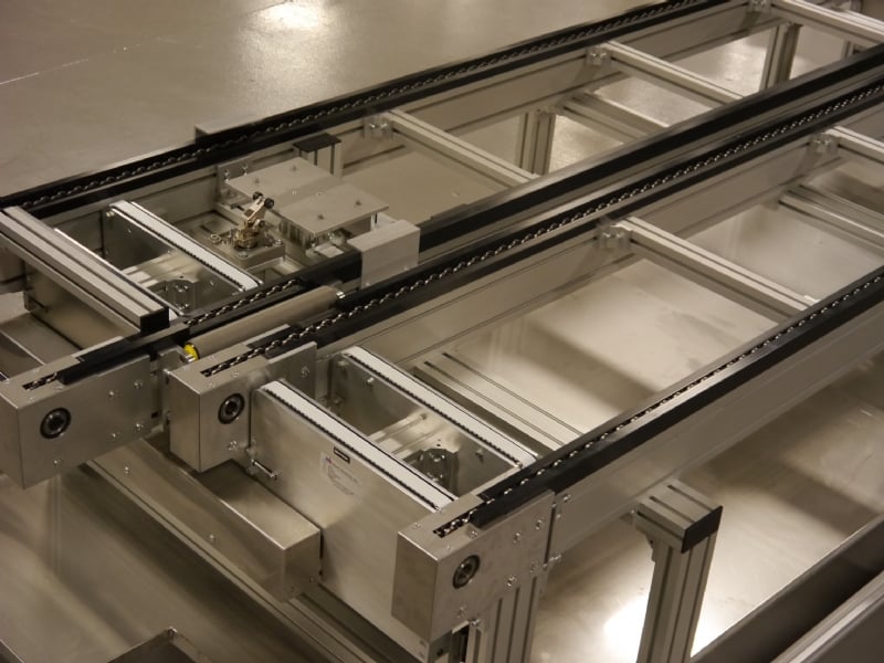 Pallet conveyor system in a parallel configuration