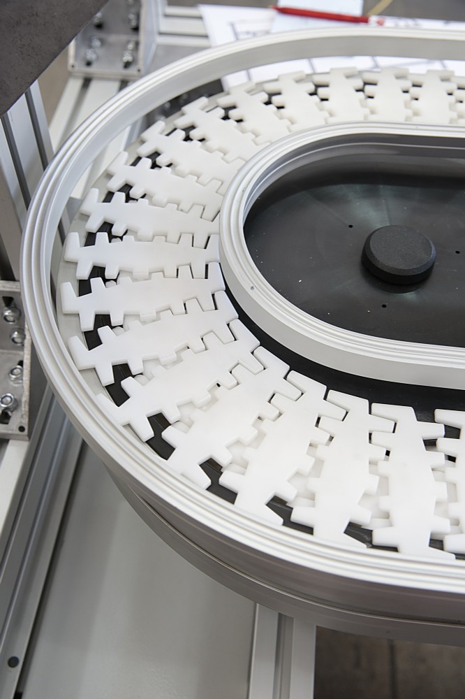 Wide Flexible Chain Conveyor | VersaFlex A10 | mk