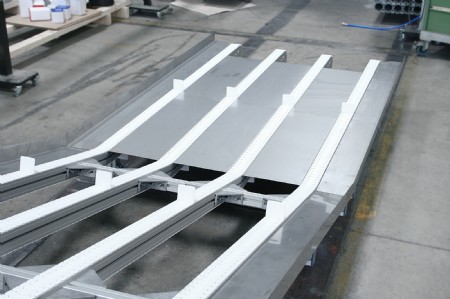 Flexible chain conveyor in multi lanes with cleats