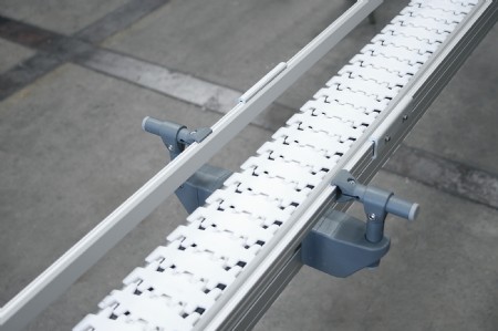 Side rails on a conveyor