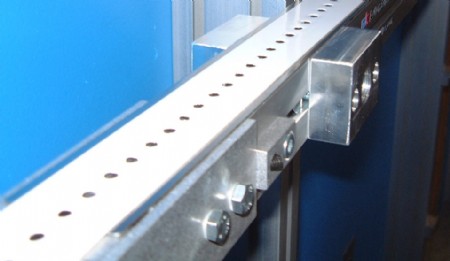 Narrow width vacuum belt conveyor