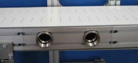 Vacuum belt conveyor with white belt